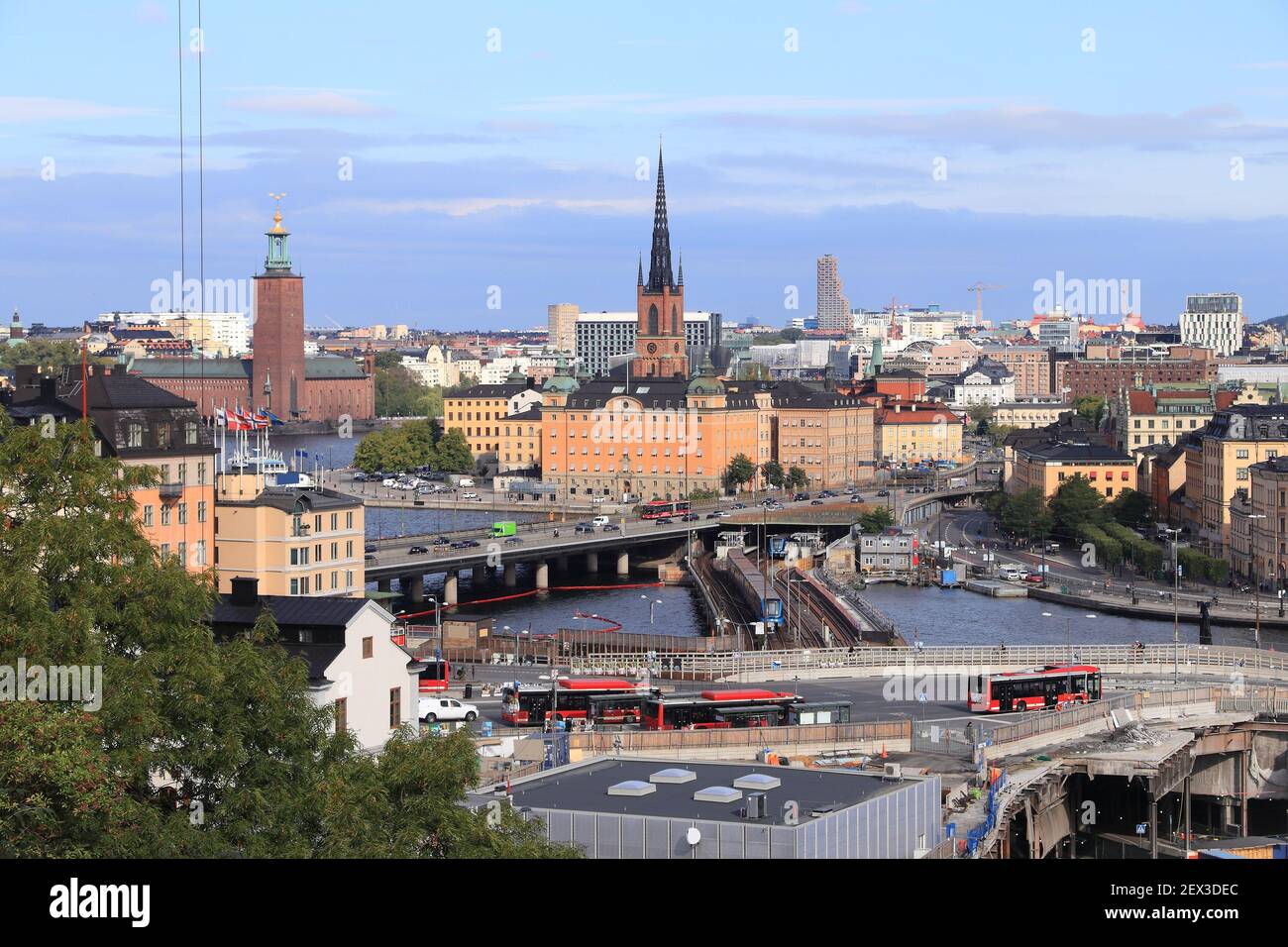 Stoccolma città in Svezia. Area di Slussen con il traffico cittadino degli autobus e lo skyline urbano. Foto Stock