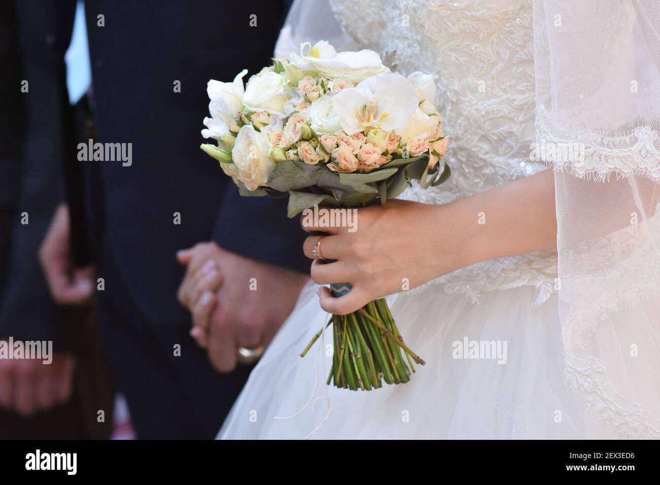 Bouquet di nozze nelle mani della sposa in primo piano. Foto Stock