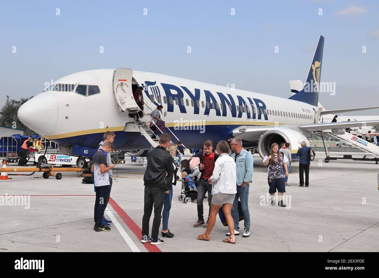 CRACOVIA, POLONIA - 28 AGOSTO 2018: I passeggeri sbarcano sul Boeing 737 della compagnia aerea low cost Ryanair all'aeroporto di Cracovia in Polonia. È il secondo ai più affollato Foto Stock
