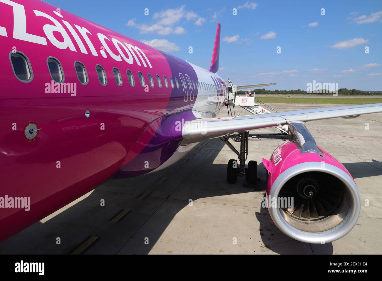 KATOWICE IN POLONIA - Agosto 22, 2018: passeggeri compagnia aerea a basso costo Wizz Air un aeromobile di tipo Airbus A320 a aeroporto Katowice in Polonia. Katowice è il 4. Foto Stock