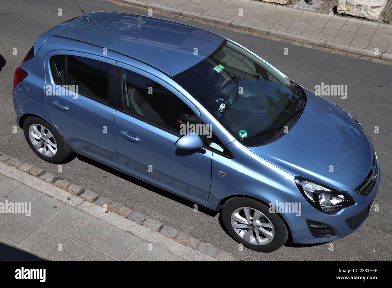 NORIMBERGA, GERMANIA - 7 MAGGIO 2018: Opel corsa Compact Economy parcheggiata in Germania. In Germania (al 2017) erano stati registrati 45.8 milioni di automobili. Foto Stock