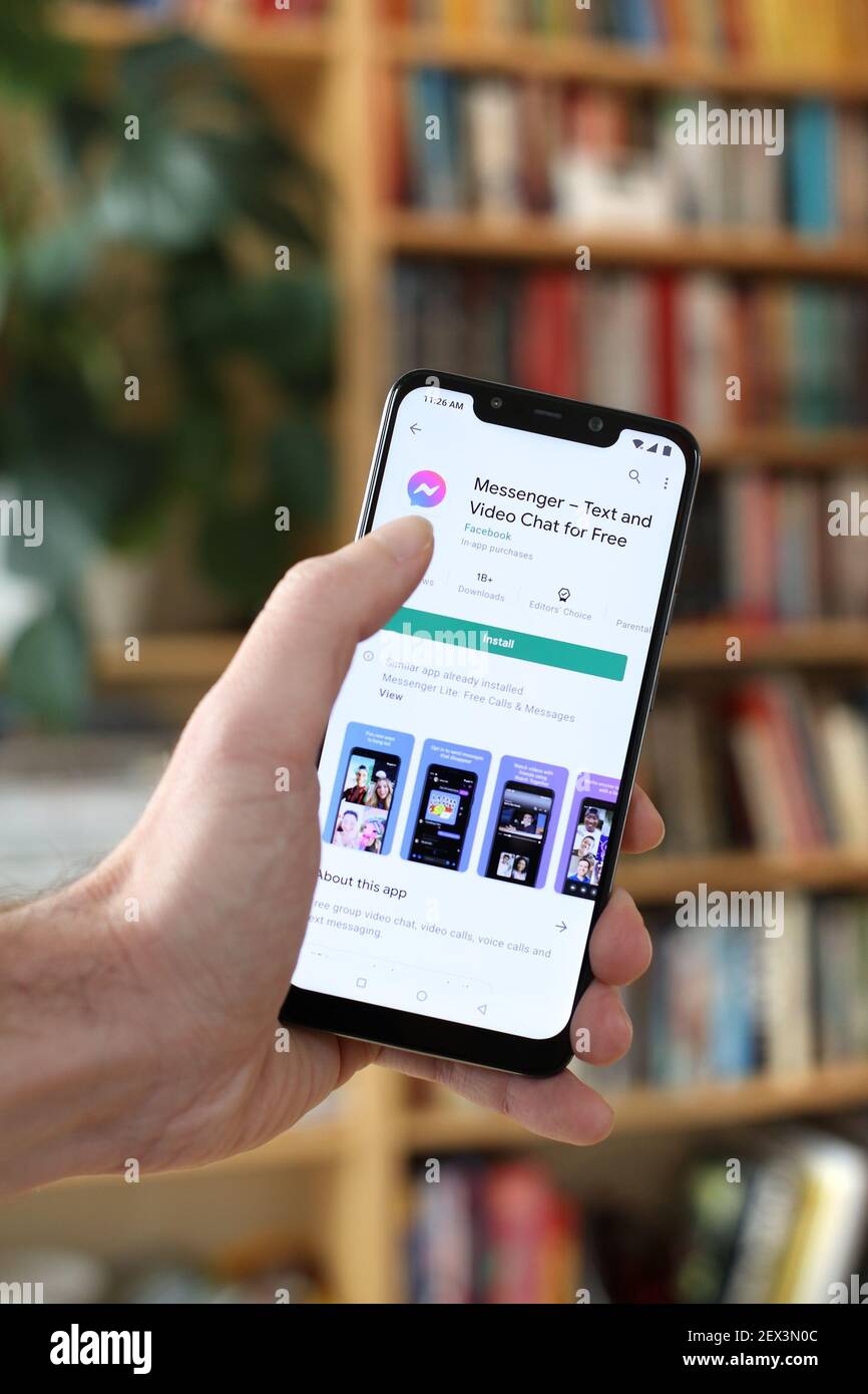 VARSAVIA, POLONIA - 29 GENNAIO 2021: Utente che installa l'applicazione di chat live di Facebook Messenger su un sistema operativo Android, smartphone Xiaomi. Foto Stock