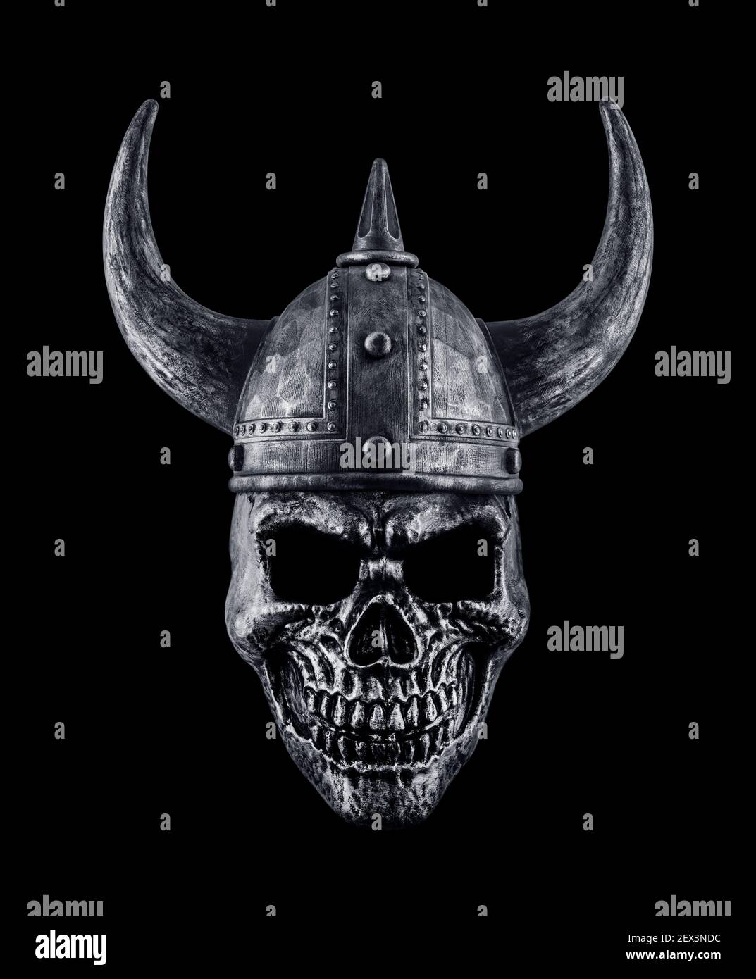 Cranio umano con casco cornato viking isolato su nero Foto Stock