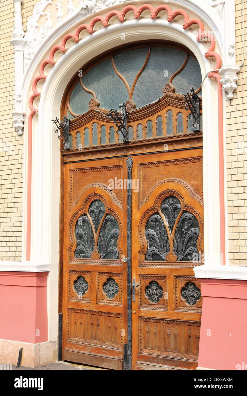 Oradea città, Romania - porta in legno del palazzo vescovile ortodosso. Foto Stock