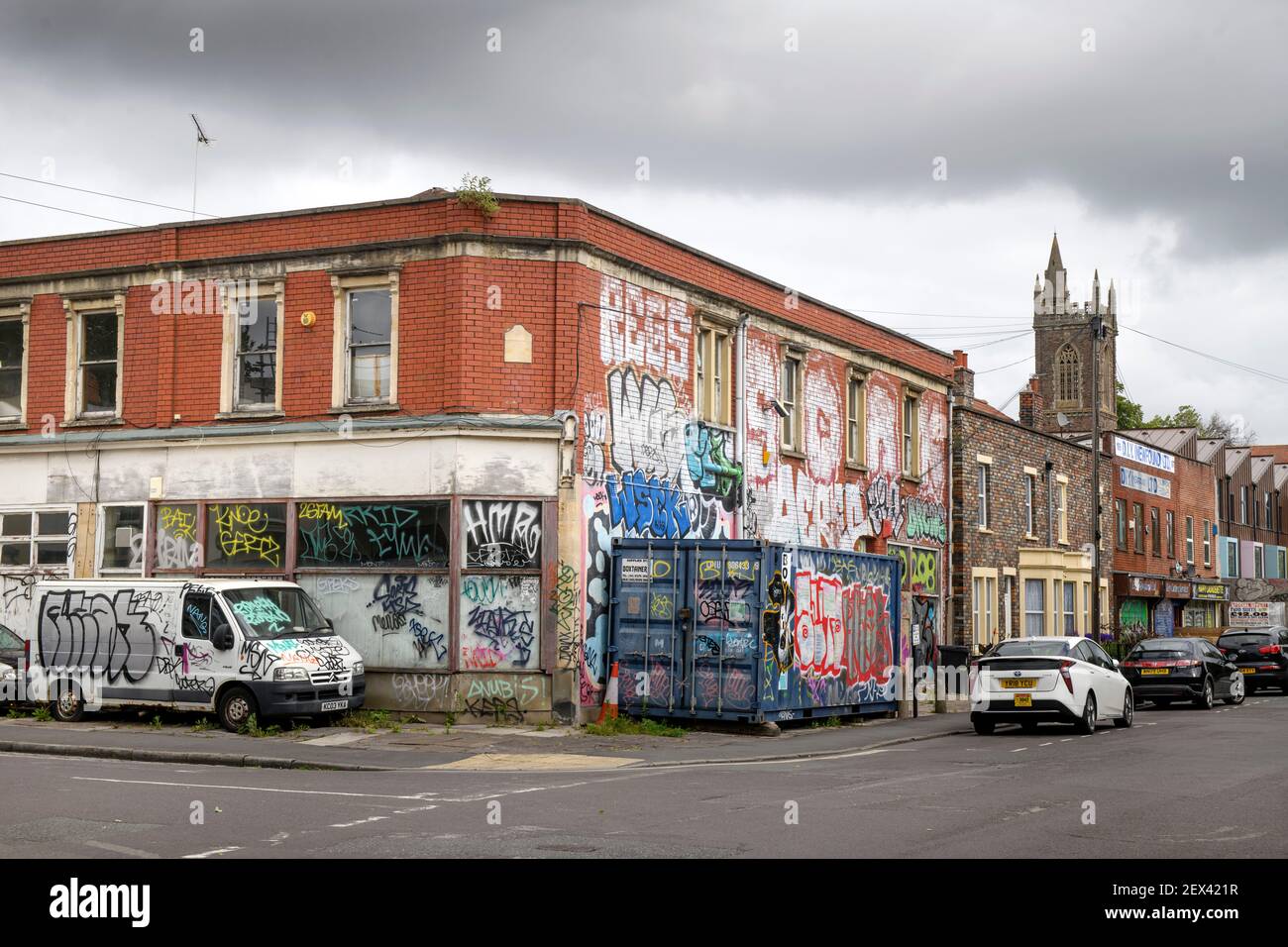 Un edificio coperto di graffiti su Terranova Road nella zona di St Paul della città di Bristol, Regno Unito Foto Stock