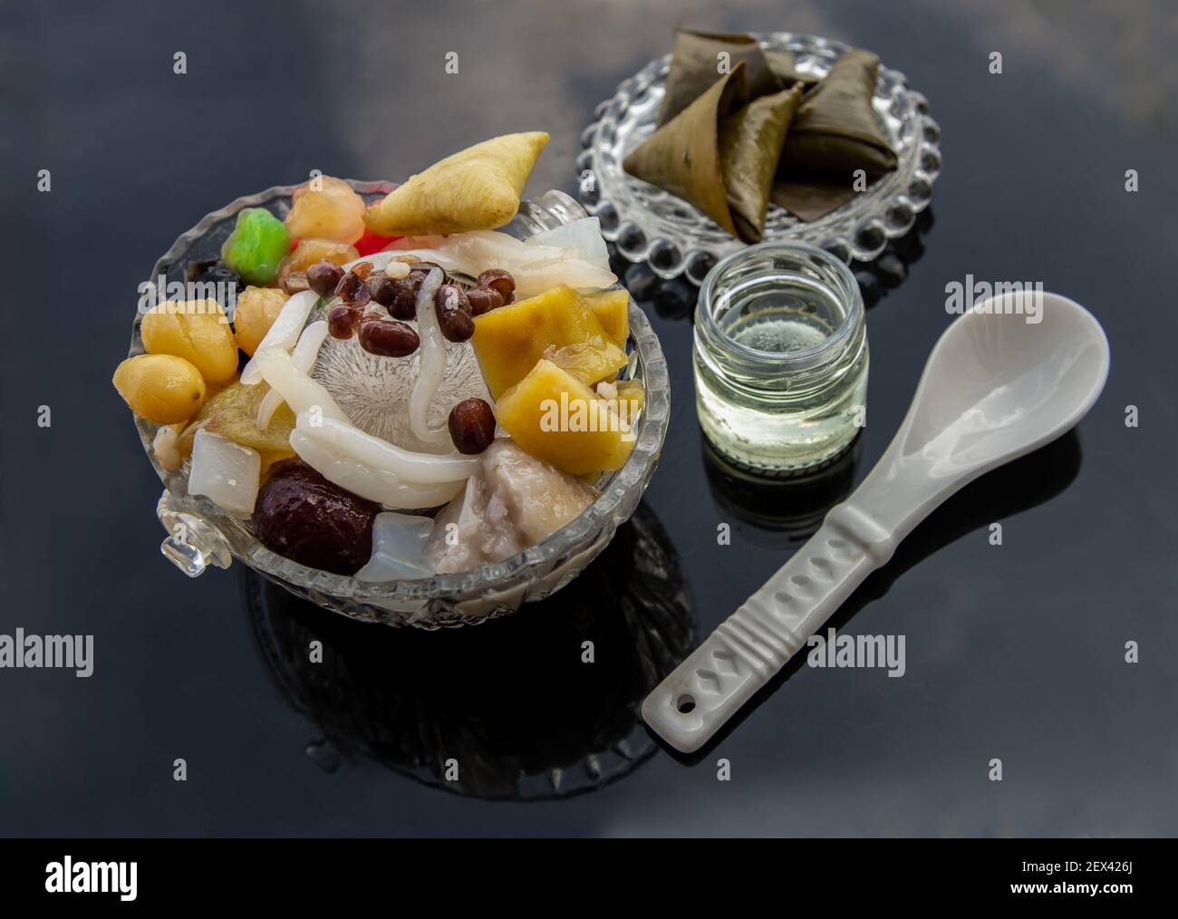 Il dessert dolce ghiacciato cinese tradizionale è delizioso qui sono molti grani compreso le palle di patate dolci, gelatina di erba, fagioli rossi, ginkgo, palle di Taro, lotto Foto Stock