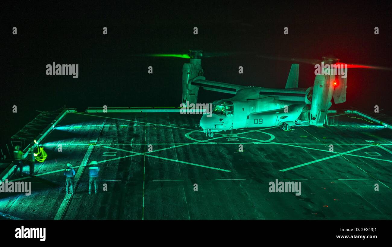 MARE DELLA CINA ORIENTALE (8 aprile 2015) UN veliero segnala al pilota di un Osprey MV-22 attaccato alle Tigri volanti del mezzo marino Tiltrotor Squadron (VMM) 262 durante le operazioni di volo a bordo della nave da carico di trasporto anfibia USS Green Bay (LPD 20). Green Bay fa parte del Bonhomme Richard Amphibious Ready Group e, con l'imbarco della 31esima unità di spedizione Marina (31st MEU), è in corso nella 7esima area di responsabilità della flotta statunitense. (Foto di Mass Communication Specialist 3° Classe Edward Guttierrez III/U.S.A.) Navy) *** si prega di utilizzare credito da campo di credito *** Foto Stock