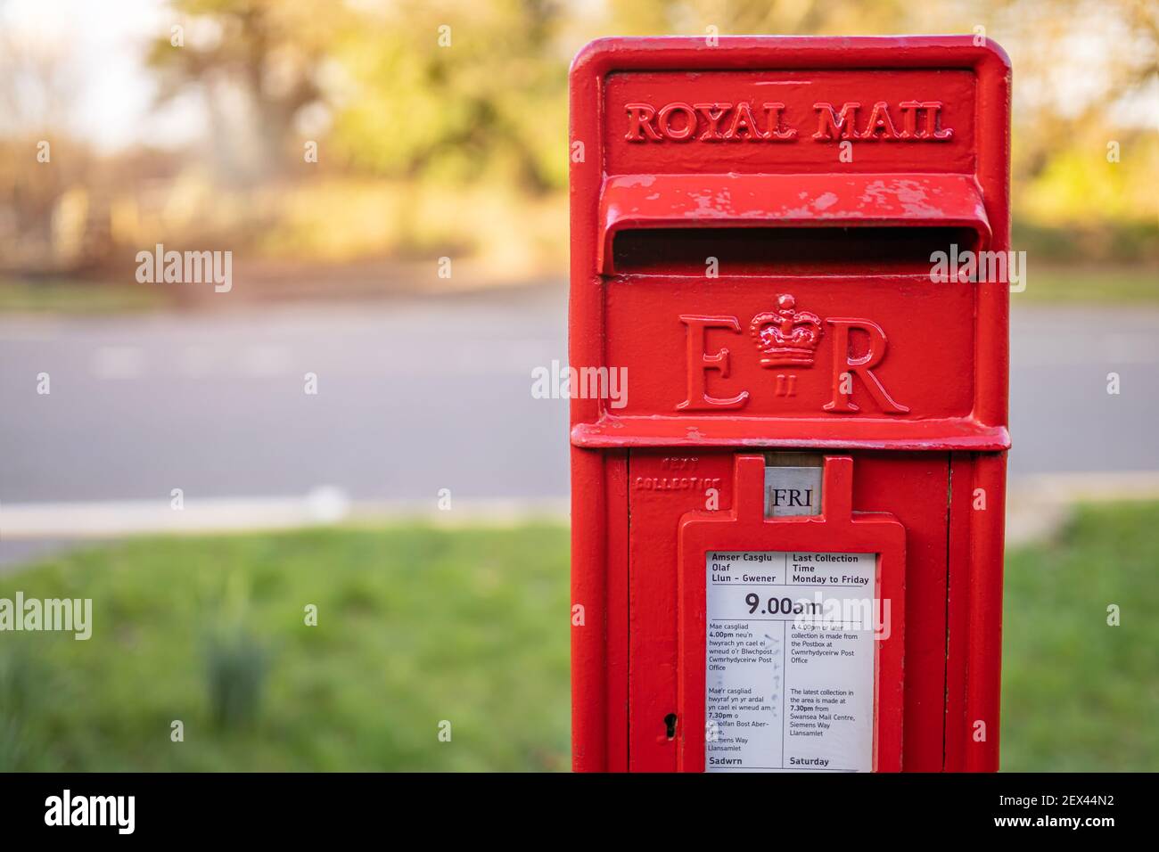SWANSEA, GALLES, Regno Unito - 25 FEBBRAIO 2021: Casella postale tradizionale britannica Red Royal Mail ER per le lettere in una strada in Galles, Regno Unito Foto Stock
