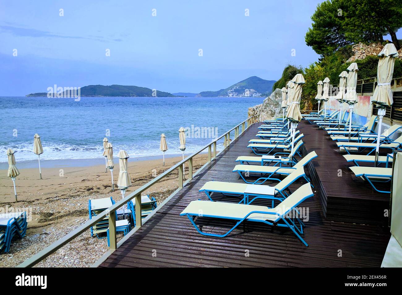 Sedie da spiaggia vicino al mare Adriatico blu. Foto Stock