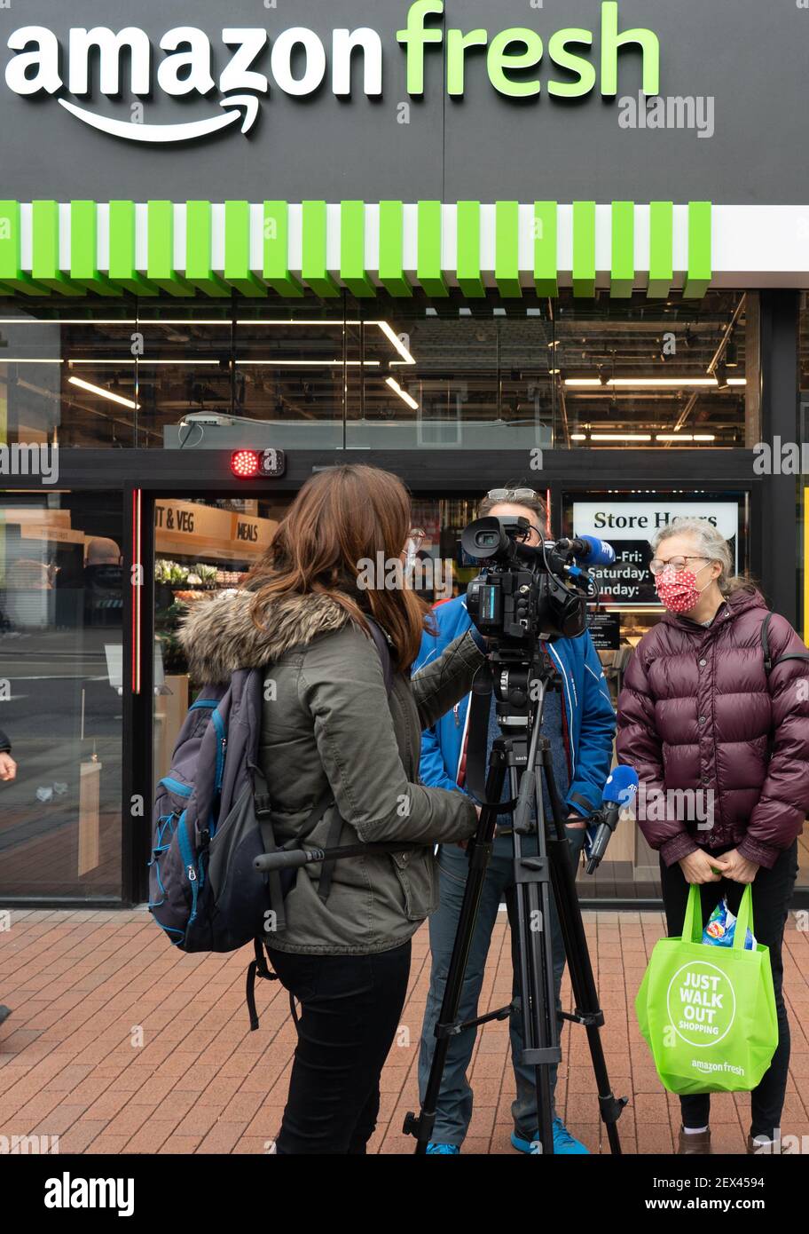 Londra, Regno Unito. 4 Marzo 2021. Gli acquirenti sono intervistati presso  il nuovo Amazon Fresh Store, il UKÕs First, a Ealing, Londra. Foto: Roger  Garfield/Alamy Live News Foto stock - Alamy