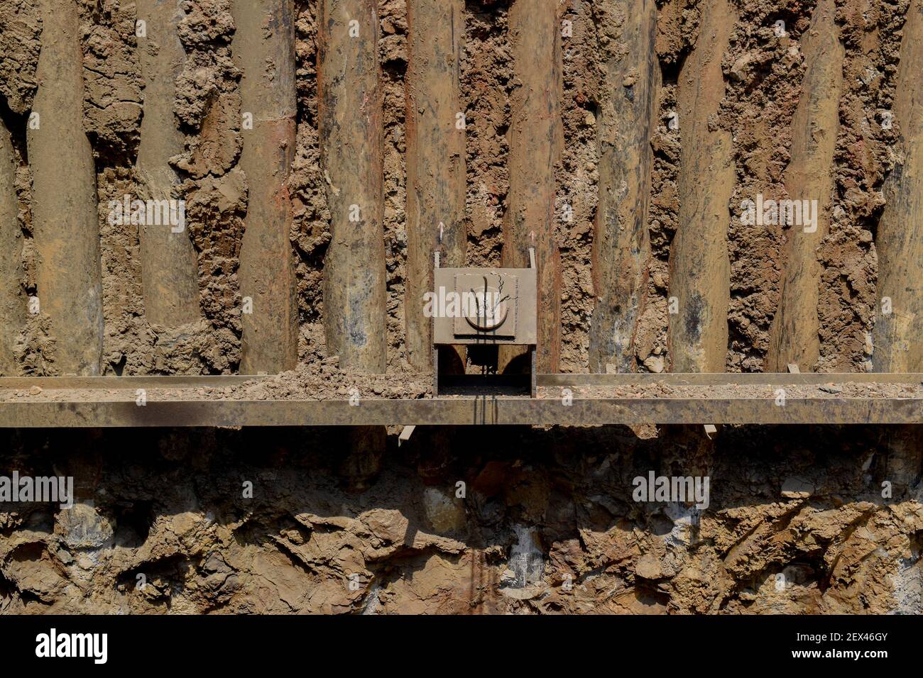 Ancoraggi di roccia in cantiere. Barre rinforzate con fondazione per pali foto frontale Foto Stock