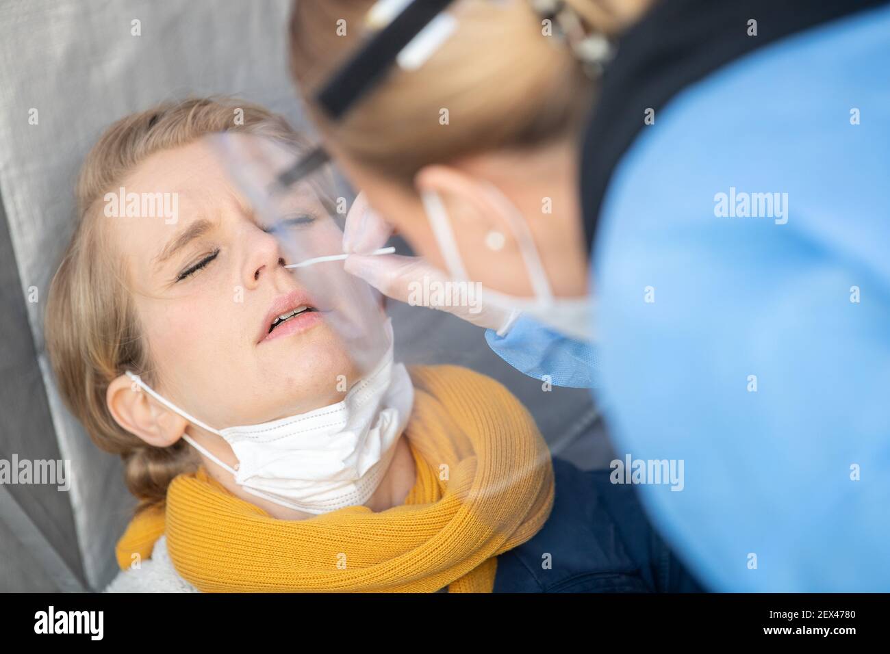 Karlsruhe, Germania. 04 marzo 2021. Una donna si è testata con un test antigenico da un assistente medico durante la presentazione dei centri di test Corona Rapid della catena drugstore dm. La società ha proposto al governo dello stato di Baden-Württemberg di istituire centri di test rapidi Corona certificati presso i negozi dm dello stato. Credit: Sebastian Gollnow/dpa/Alamy Live News Foto Stock