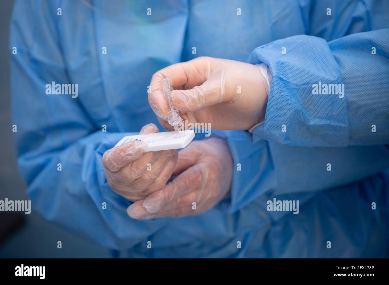Karlsruhe, Germania. 04 marzo 2021. Gli assistenti medici eseguono un test antigenico per il virus corona durante la presentazione dei centri di test Corona Rapid da parte della catena di farmacia dm. La società ha proposto al governo dello stato di Baden-Württemberg di istituire centri di test rapidi Corona certificati presso i negozi dm dello stato. Credit: Sebastian Gollnow/dpa/Alamy Live News Foto Stock