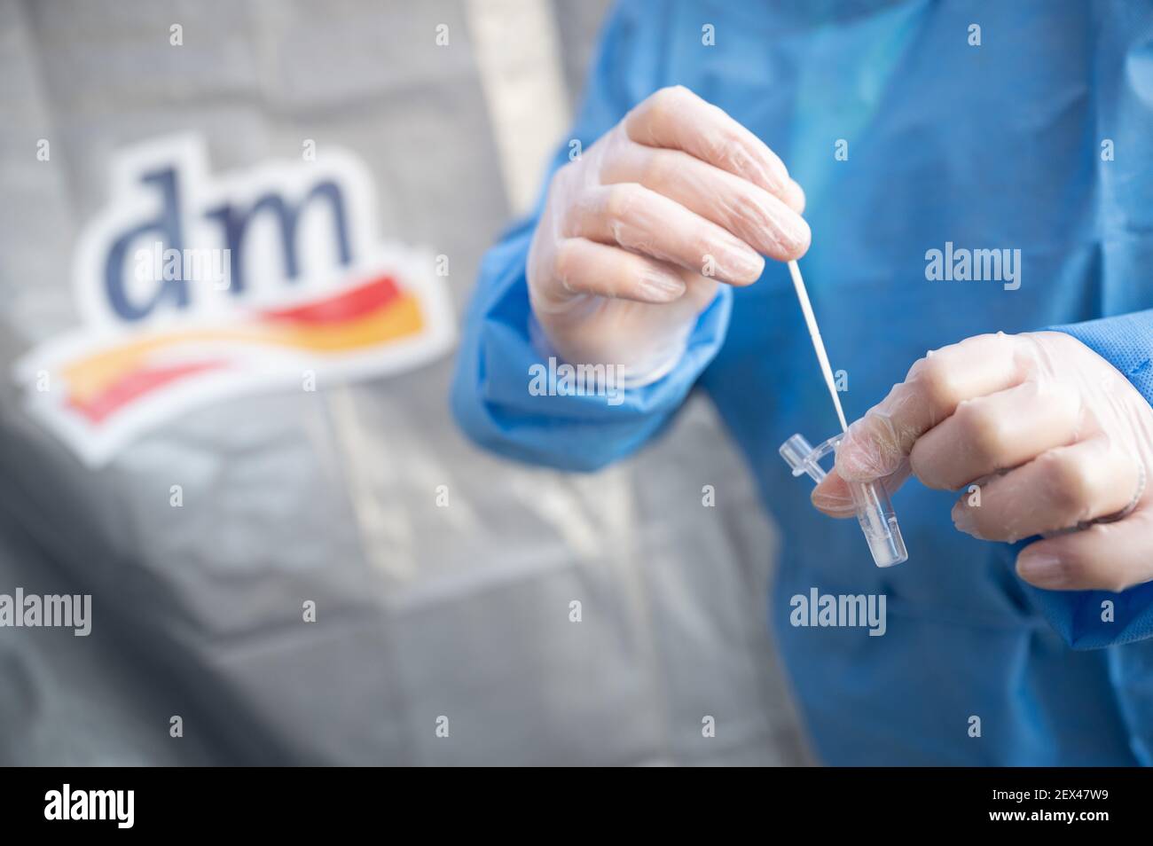 Karlsruhe, Germania. 04 marzo 2021. Un assistente medico esegue un test antigenico per il virus corona durante la presentazione dei centri di test Corona Rapid da parte della catena di farmacia dm. La società ha proposto al governo dello stato di Baden-Württemberg di istituire centri di test rapidi Corona certificati presso i negozi dm dello stato. Credit: Sebastian Gollnow/dpa/Alamy Live News Foto Stock