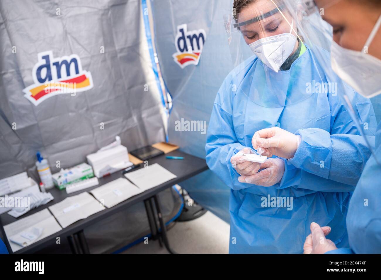 Karlsruhe, Germania. 04 marzo 2021. Gli assistenti medici eseguono un test antigenico per il virus corona durante la presentazione dei centri di test Corona Rapid da parte della catena di farmacia dm. La società ha proposto al governo dello stato di Baden-Württemberg di istituire centri di test rapidi Corona certificati presso i negozi dm dello stato. Credit: Sebastian Gollnow/dpa/Alamy Live News Foto Stock