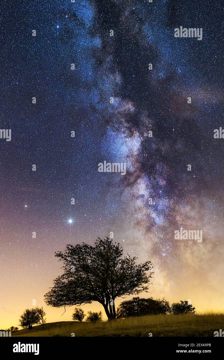 Saturno, Giove e la Via Lattea sul Giura. Costellazione del Sagittario, e Scorpione sulla destra, con la stella Antares, Crêtes du Grand Colomb Foto Stock