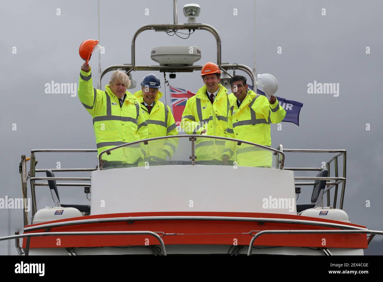 Il primo ministro Boris Johnson e il Cancelliere dello scacchiere, Rishi Sunak, a bordo di una barca sul fiume Tees durante una visita a Teesport a Middlesbrough. Data immagine: Giovedì 4 marzo 2021. Foto Stock