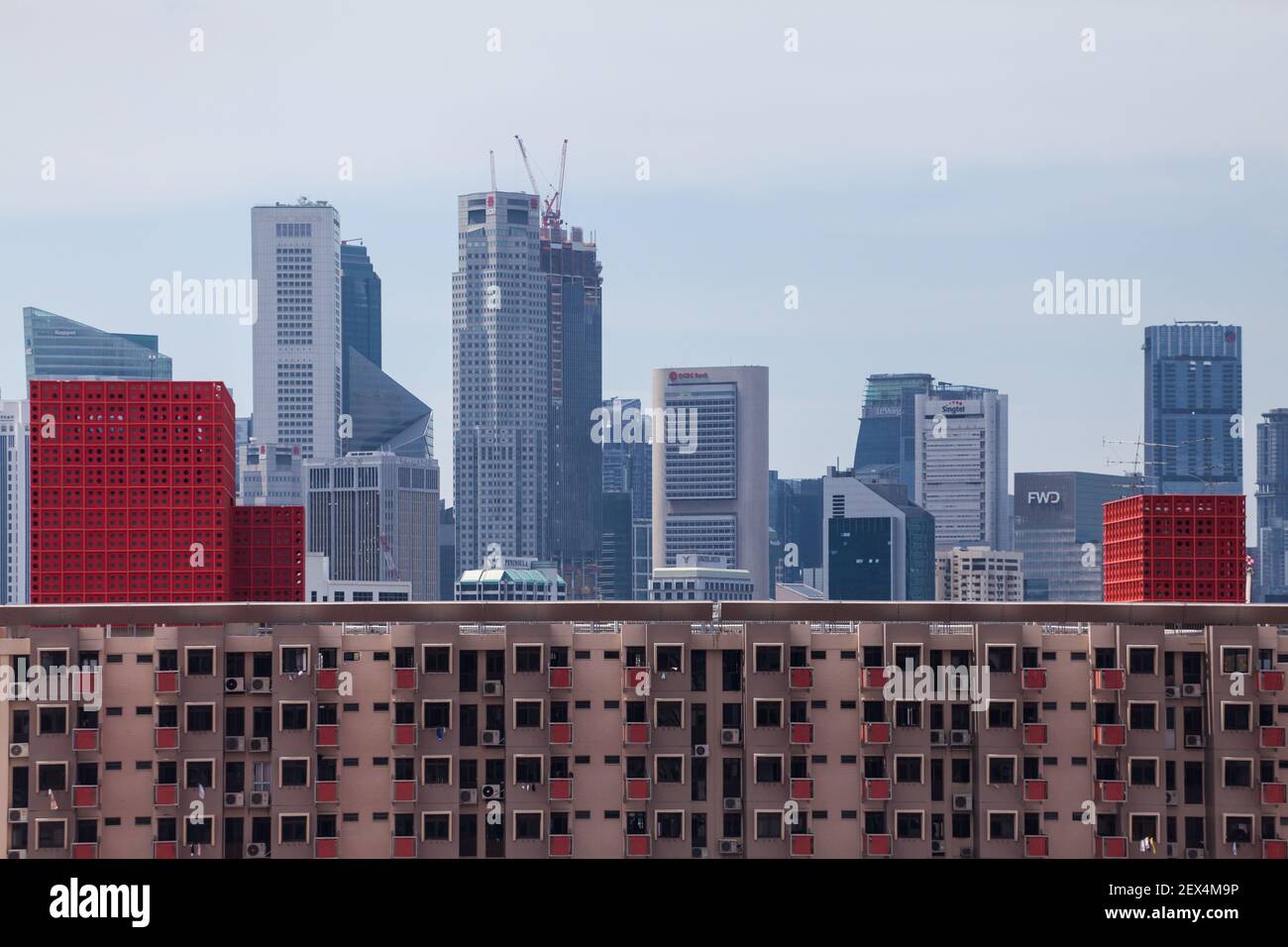 Contrapposto allo skyline dei moderni grattacieli e delle abitazioni pubbliche di Singapore, un paesaggio urbano che mescola commercio, comunità e pianificazione urbana. Foto Stock