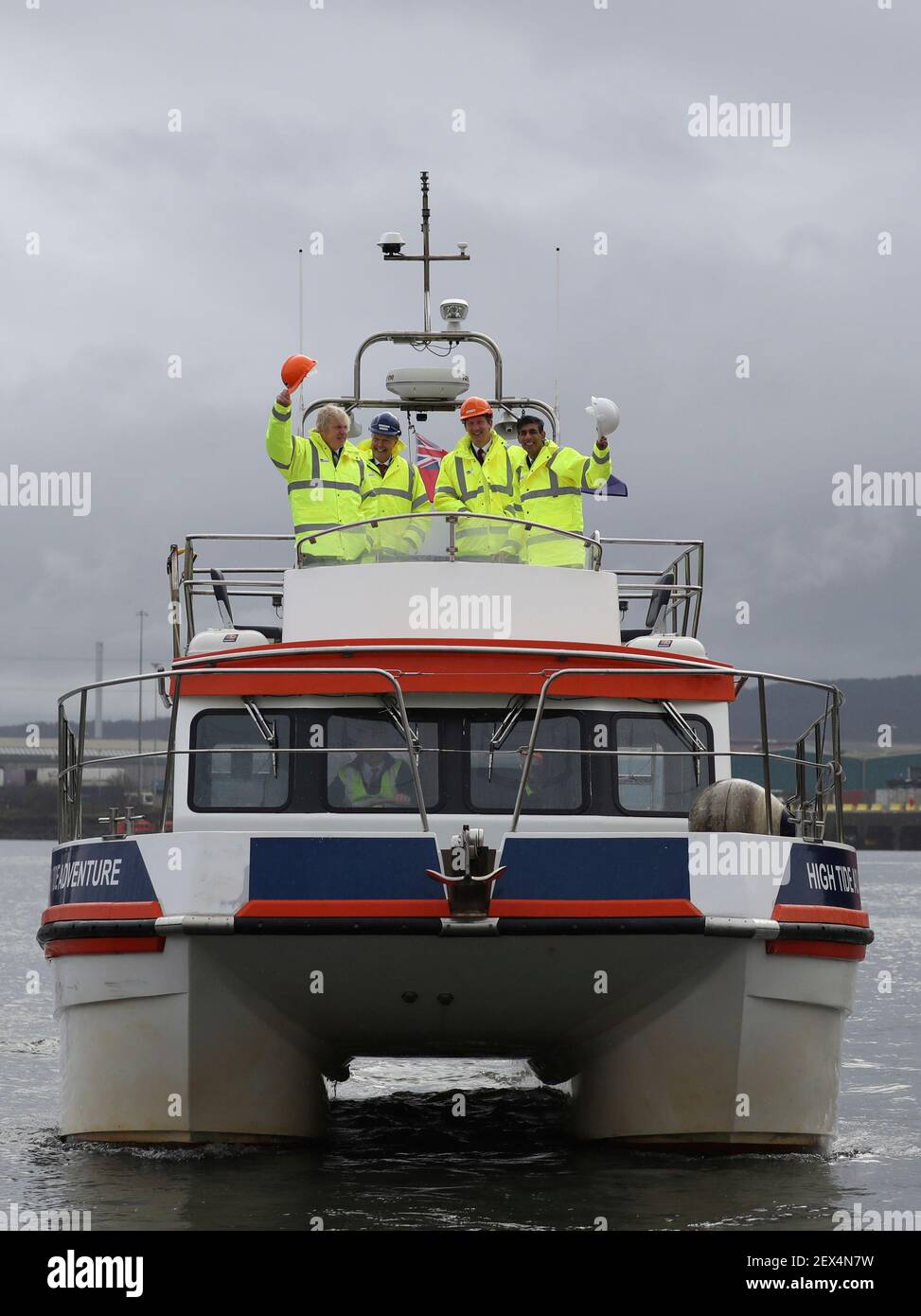 Il primo ministro Boris Johnson e il Cancelliere dello scacchiere, Rishi Sunak, a bordo di una barca sul fiume Tees durante una visita a Teesport a Middlesbrough. Data immagine: Giovedì 4 marzo 2021. Foto Stock