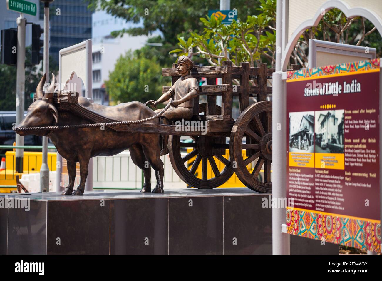 Un sito patrimonio a Little India, mostra una scultura di un uomo indiano sul suo carrello con il suo bue tirando. Foto Stock