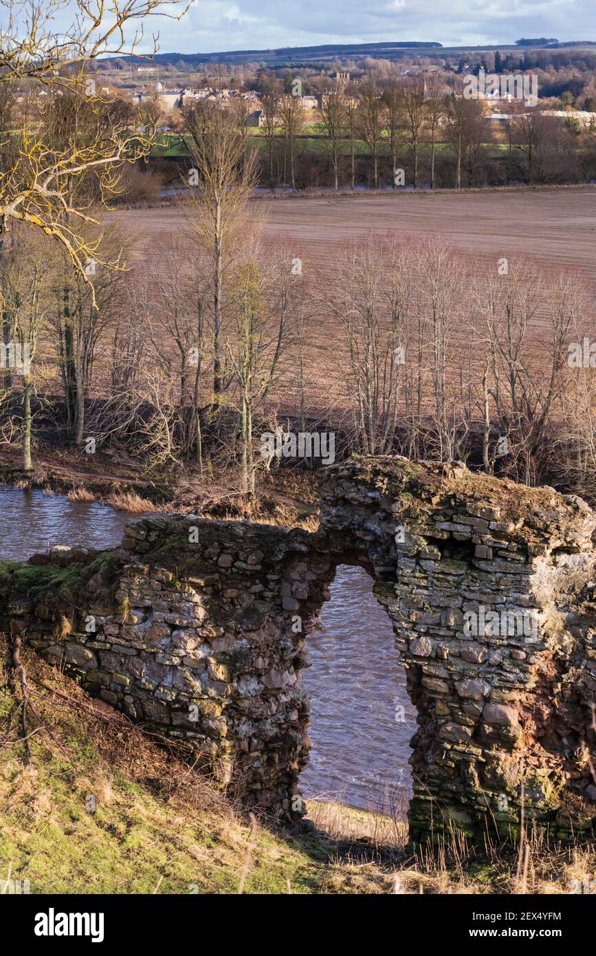 Fiume Teviot al castello di Roxburgh, Kelso, frontiere scozzesi viste attraverso le mura rovinate Foto Stock