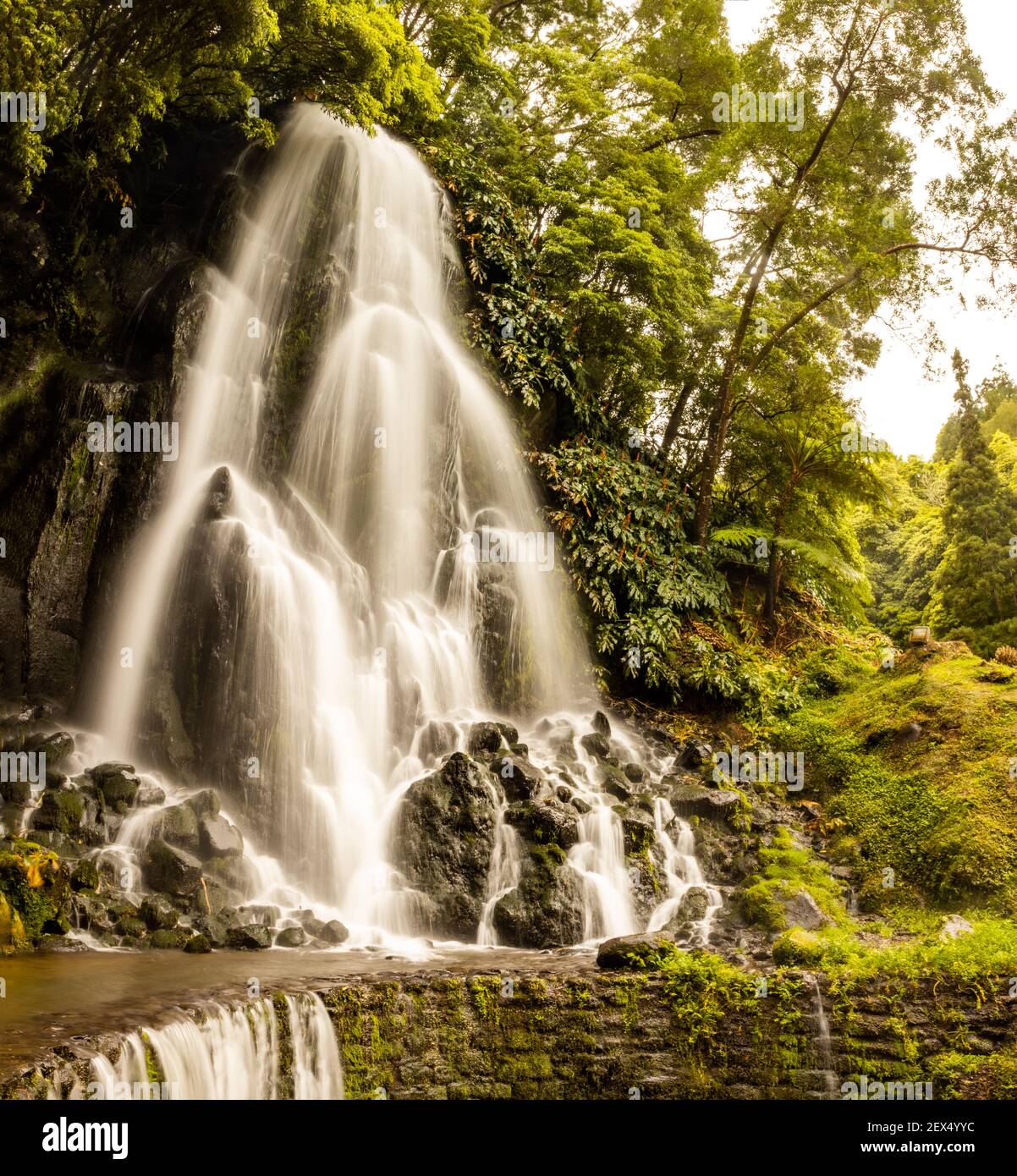 Meravigliosa cascata a Nordeste, destinazione di viaggio delle Azzorre, isola di Sao Miguel. Foto Stock