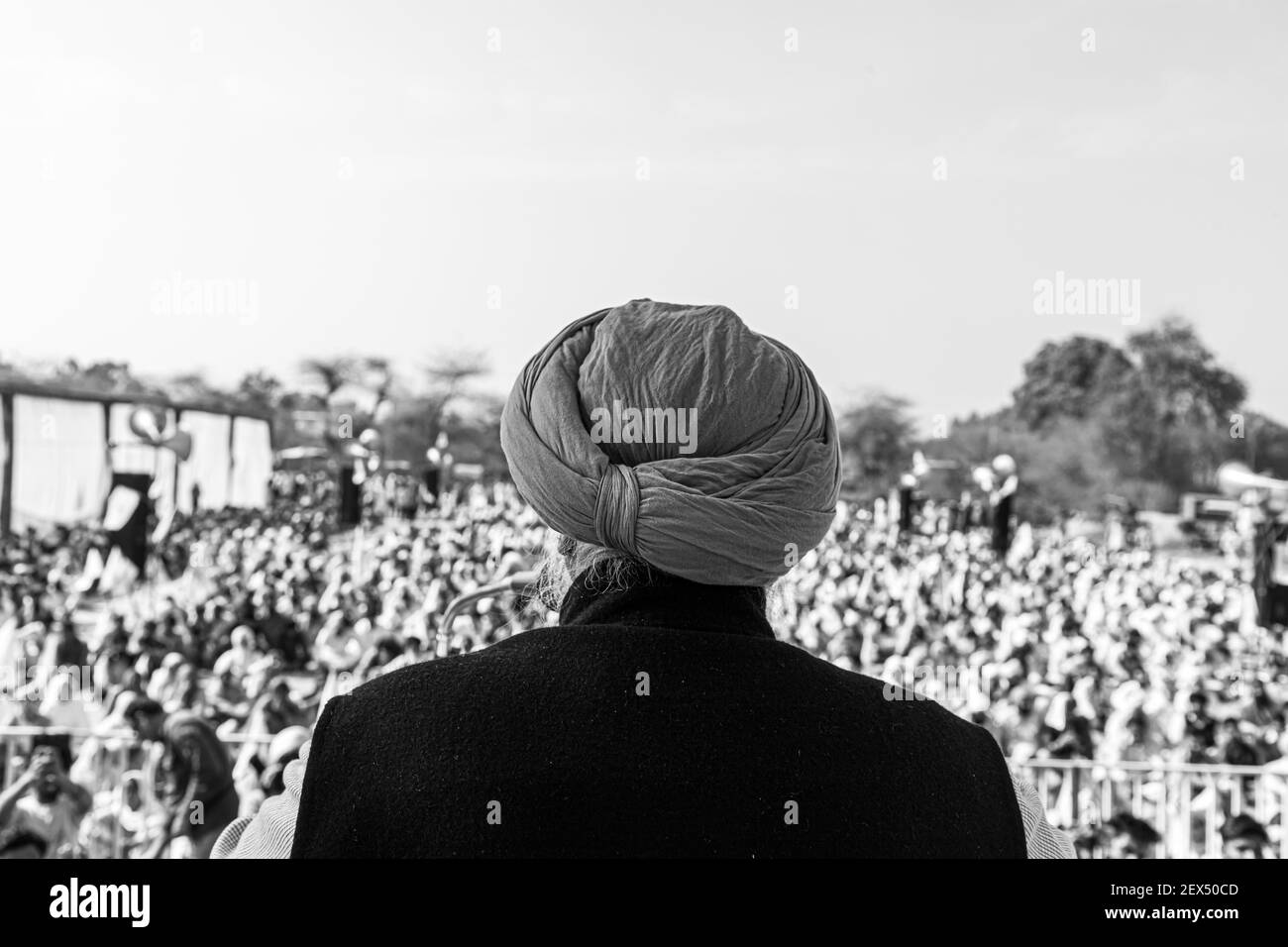leader contadino durante la protesta. protestano contro la nuova legge agricola approvata dal governo indiano. Foto Stock
