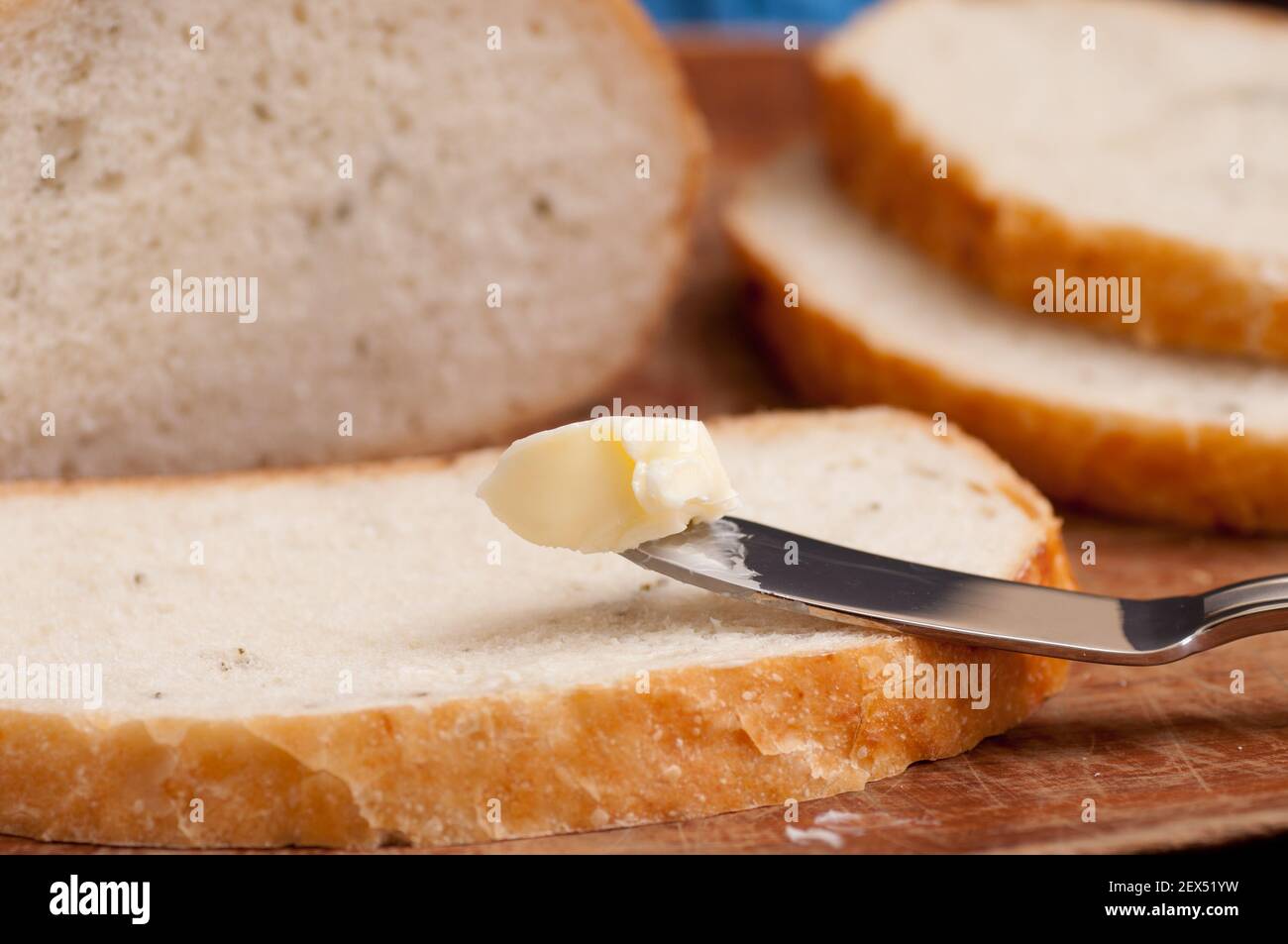 pane croccante artigianale con rosmarino e aglio al forno più burro Foto Stock
