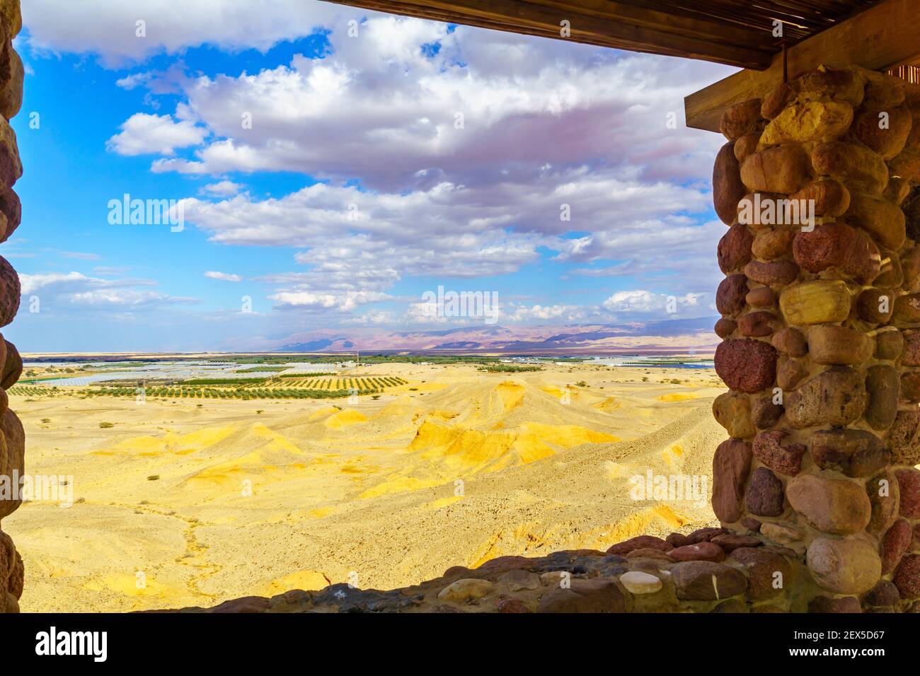 Paesaggio desertico e punto di osservazione nella Riserva Naturale Sheizaf, il deserto di Arava, Israele meridionale Foto Stock