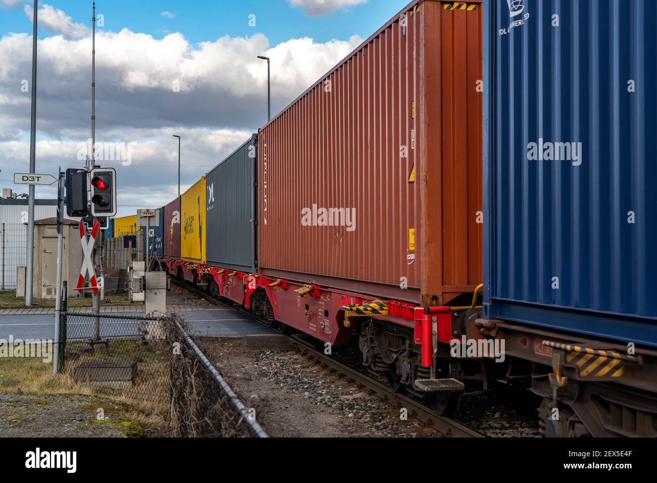 I container arrivano in treno al terminal intermodale di Logport, DIT, Duisburg, parte della nuova Silk Road, dalla Cina a Duisburg-Rheinhausen, NRW, Germ Foto Stock