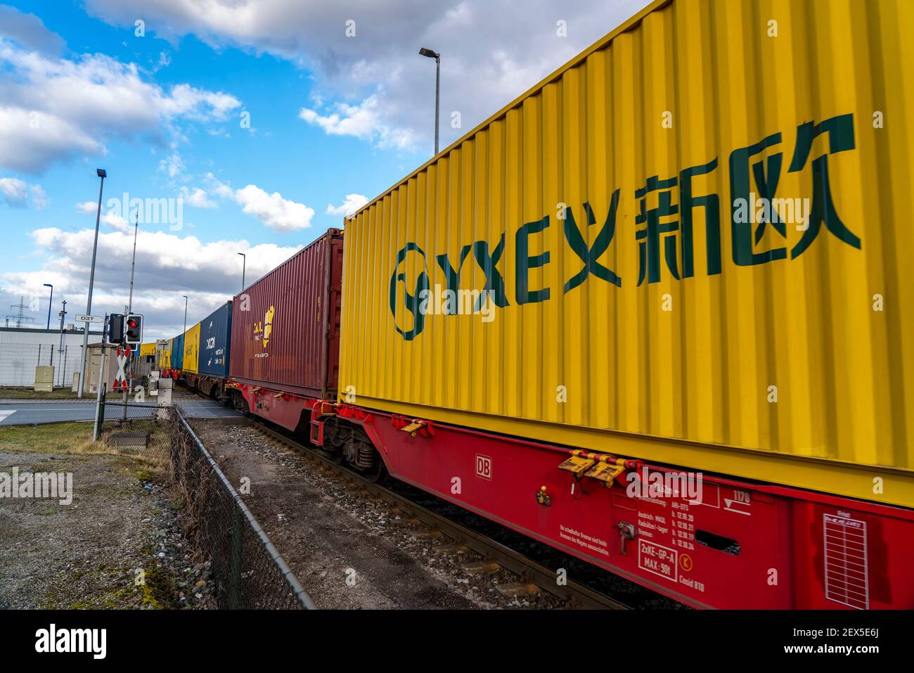 I container arrivano in treno al terminal intermodale di Logport, DIT, Duisburg, parte della nuova Silk Road, dalla Cina a Duisburg-Rheinhausen, NRW, Germ Foto Stock