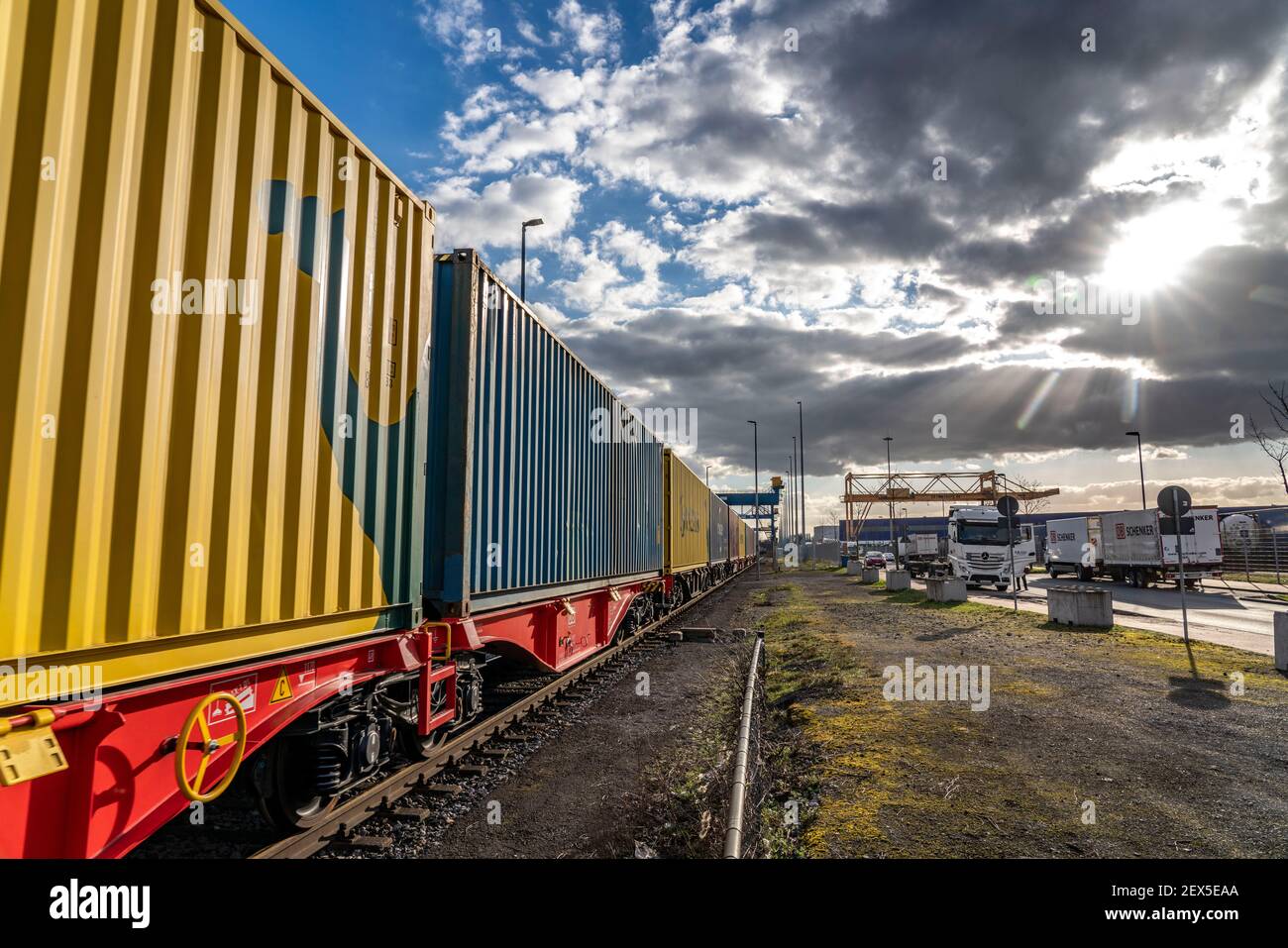 I container arrivano in treno al terminal intermodale di Logport, DIT, Duisburg, parte della nuova Silk Road, dalla Cina a Duisburg-Rheinhausen, NRW, Germ Foto Stock