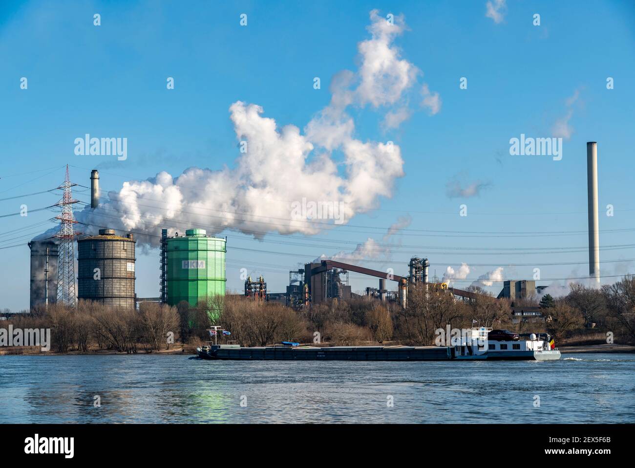 Nube estinguente dell'impianto di coking, Hüttenwerke Krupp Mannesmann, HKM, nave da trasporto sul fiume Reno, Duisburg, Germania Foto Stock