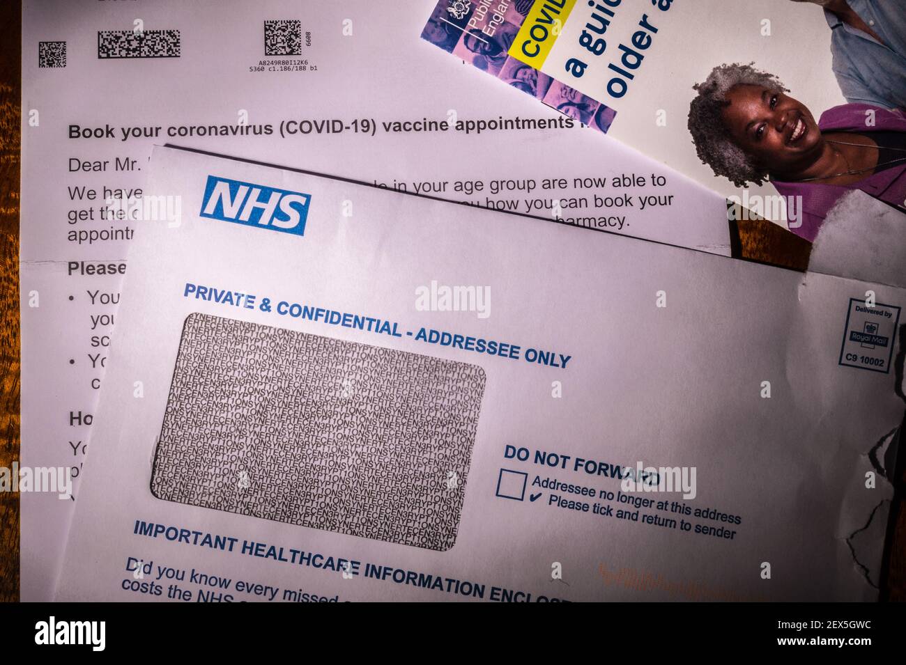 Lettera di invito del NHS per prenotare una vaccinazione con coronavirus per una persona di età superiore a 60 anni con foglio illustrativo. Ritoccato per rimuovere le informazioni personali. Foto Stock Lettera di invito del NHS per prenotare una vaccinazione con coronavirus per una persona di età superiore a 60 anni con foglio illustrativo. Ritoccato per rimuovere le informazioni personali. Foto Stock