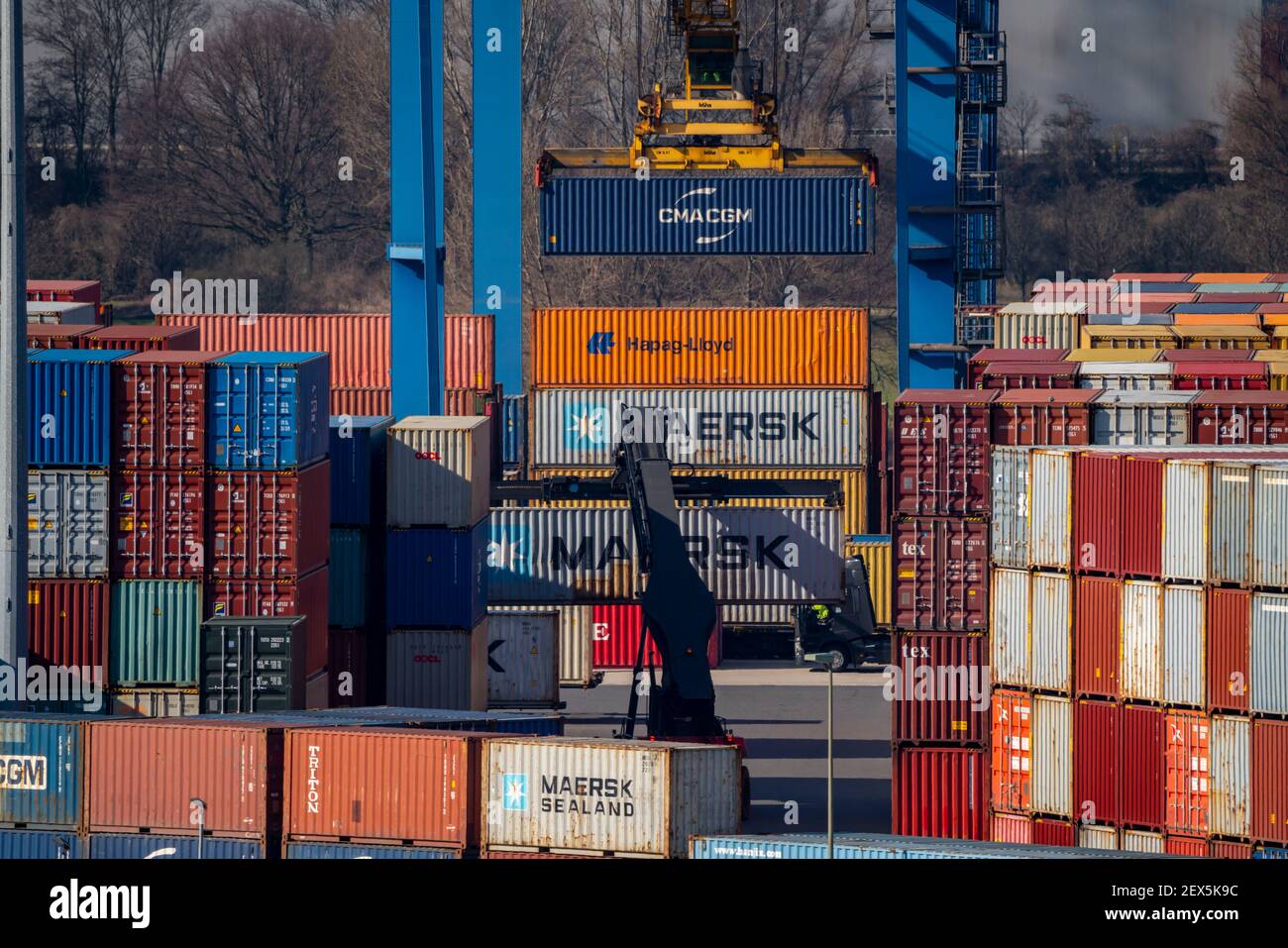 Container Terminal, Gateway West Terminal, Logport 2, a Duisburg, sul fiume Reno, NRW, Germania, Foto Stock