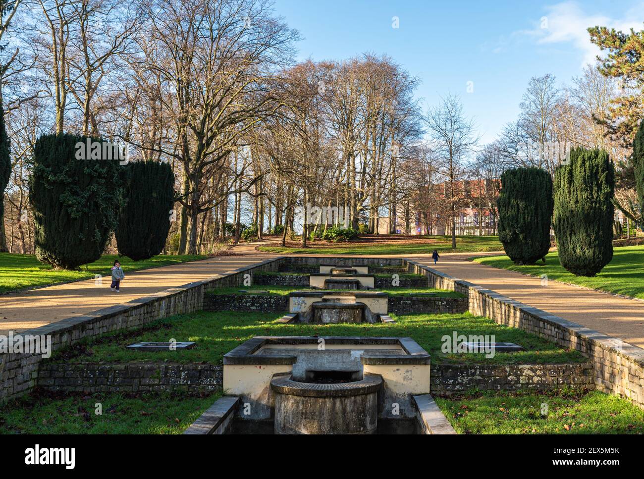 Anderlecht, Bruxelles capitale Regione - Belgio : 12 25 2020: Vista sulla fontana e parco giochi del parco Astrid Foto Stock