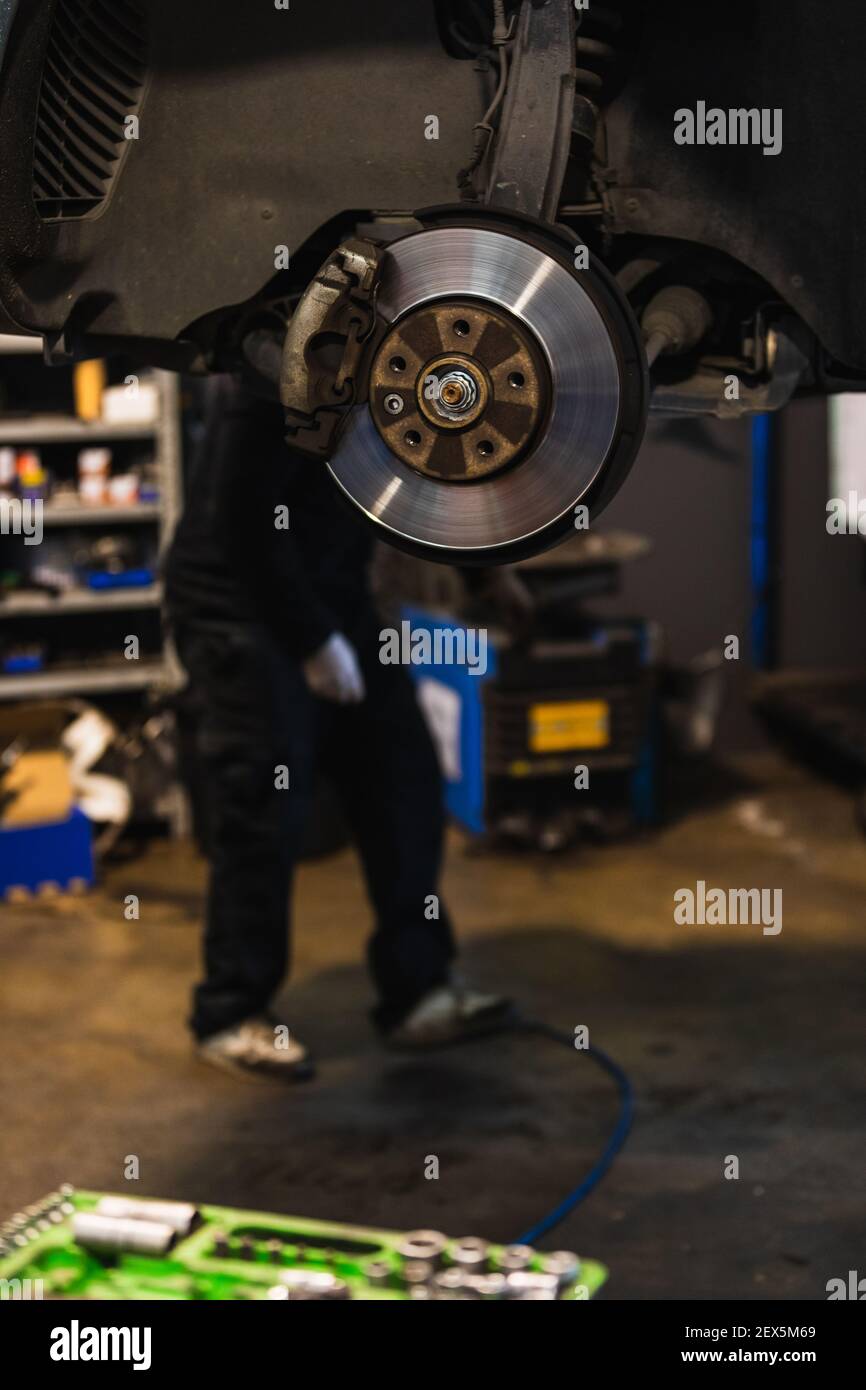 Pinze dei freni in officina Foto Stock