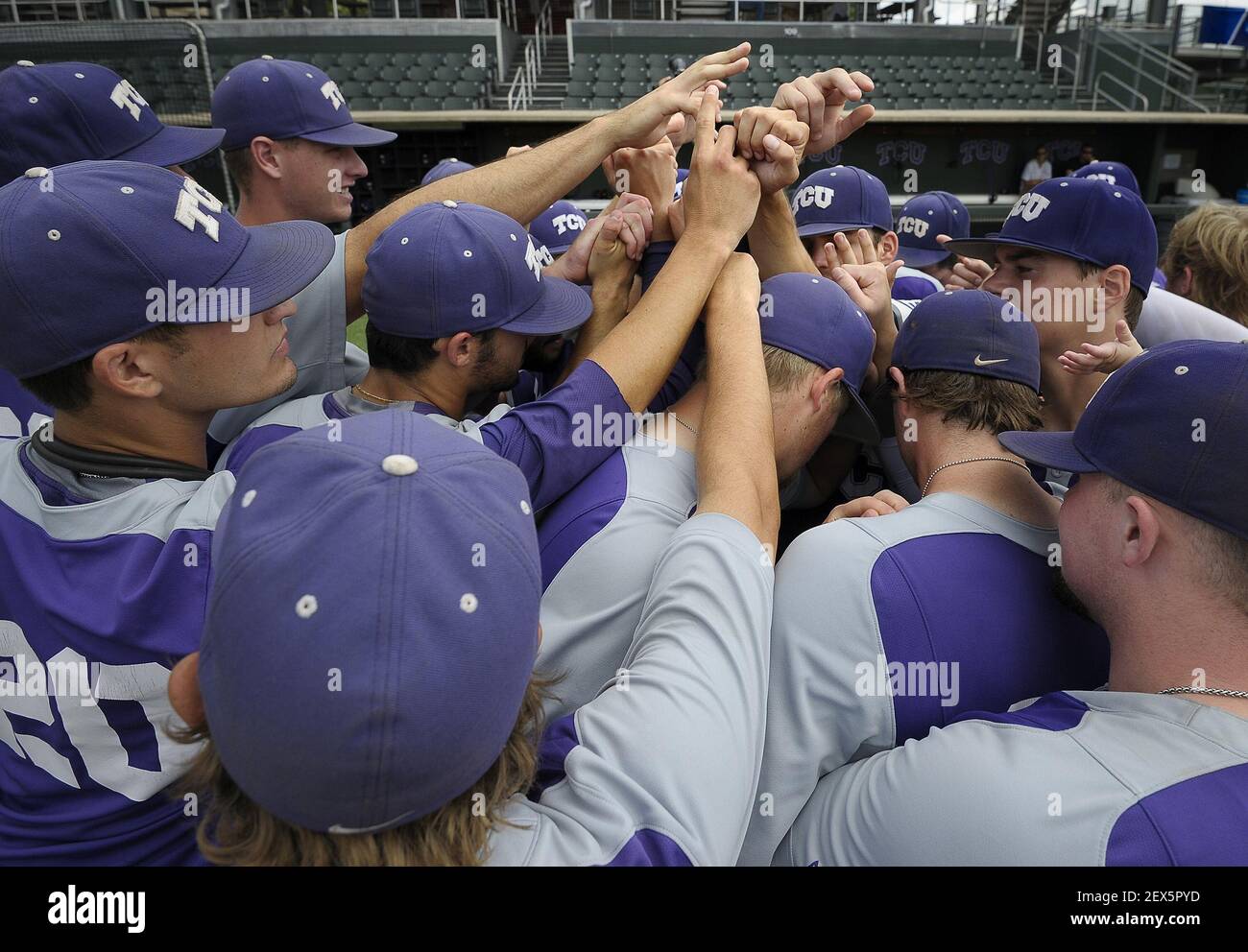 La squadra di baseball della TCU si rompe dopo la pratica al Lupton Stadium il 28 maggio 2015 a Fort Worth, Texas. (Foto di Max Faulkner/Fort Worth Star-Telegram/TNS) *** si prega di utilizzare credito da campo di credito *** Foto Stock
