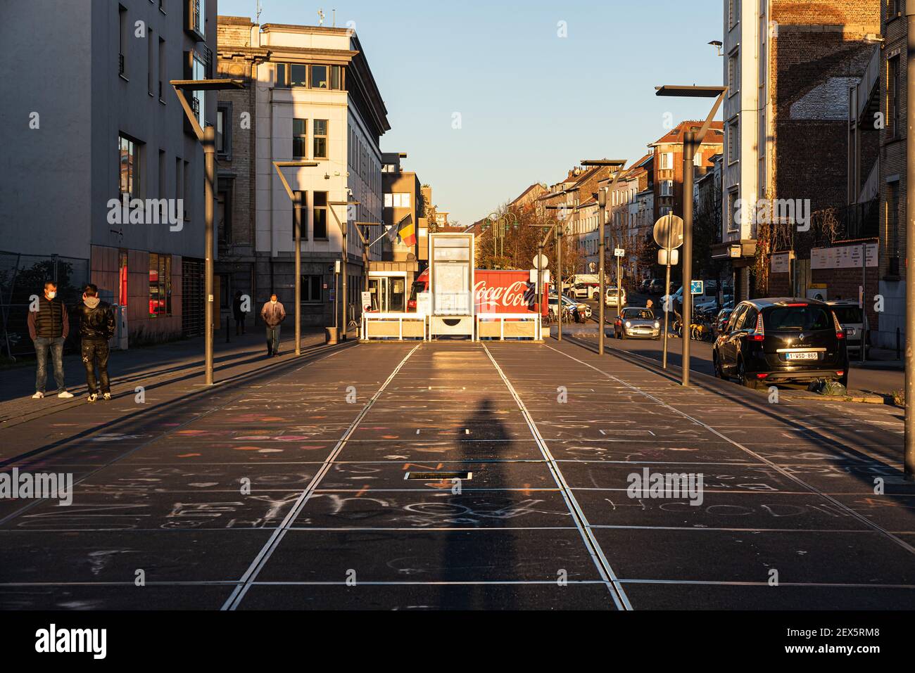 Molenbeek, Brussels Capital Region - Belgio - 11 23 2020: Appartamenti residenziali contemporanei al sole del mattino in piazza Compte de Flandre e. Foto Stock