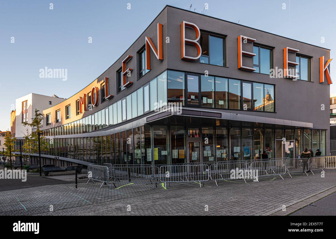 Molenbeek, Regione della capitale di Bruxelles - Belgio - 11 23 2020: L'attuale Ufficio del servizio pubblico del comune di Molenbeek Foto Stock
