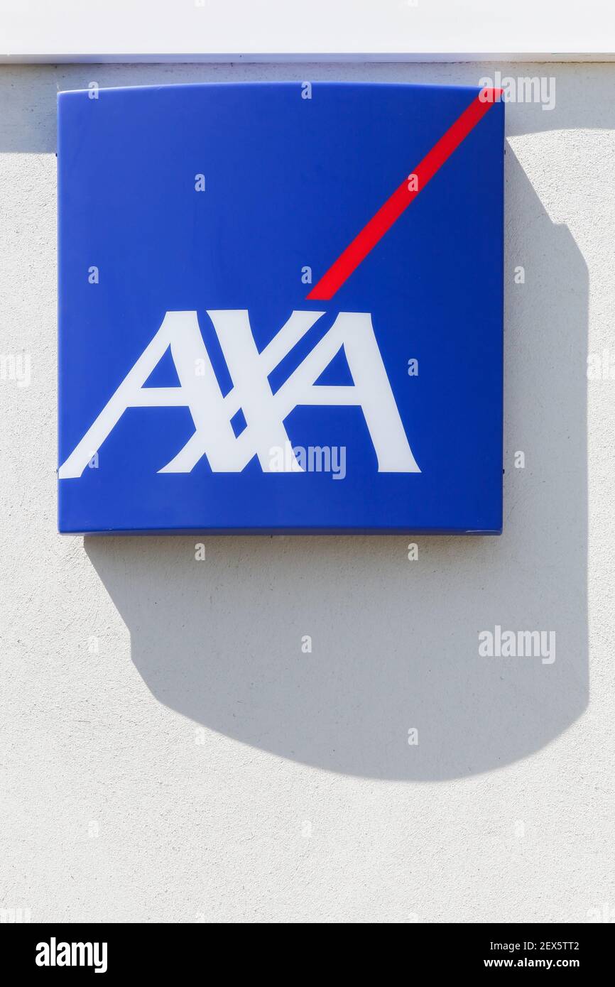 Reyrieux, Francia - 20 maggio 2017: Logo assicurativo AXA su un muro. AXA è una multinazionale francese di assicurazioni che si occupa di assicurazioni globali Foto Stock