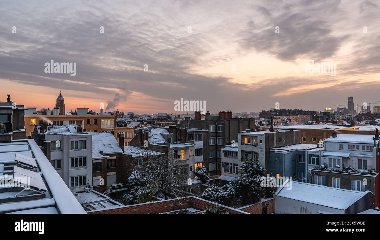 Bruxelles capitale Regione - Belgio - 02 08 2021: Vista panoramica sullo skyline di Bruxelles durante l'alba sui comuni di Laeken, Jette, Koek Foto Stock