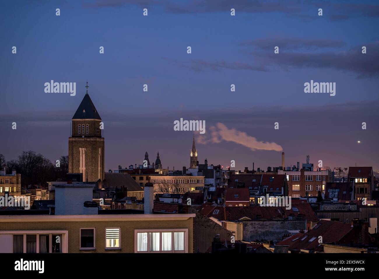 Bruxelles capitale Regione - Belgio - 02 08 2021: Vista panoramica sullo skyline di Bruxelles durante l'alba sui comuni di Laeken, Jette, Koek Foto Stock