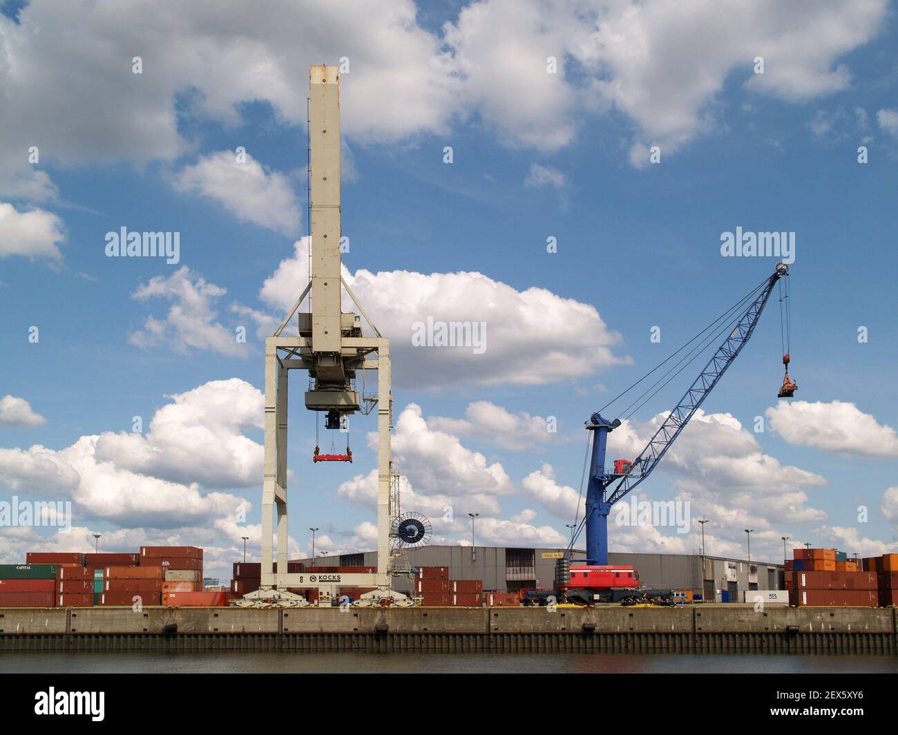 Potente Crane Duo nel porto di Hansa ad Amburgo Foto Stock