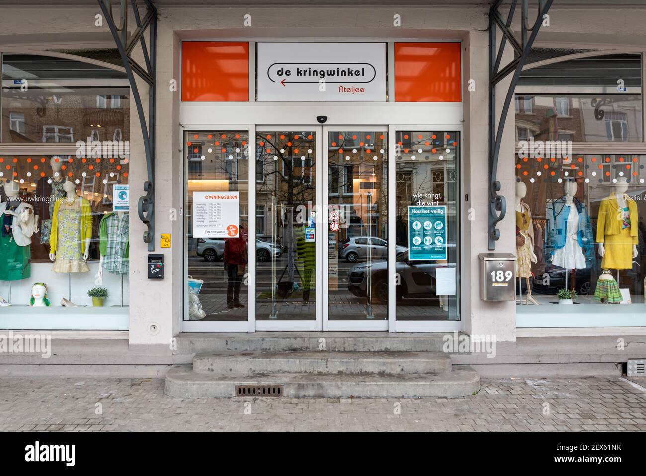 Gand, Fiandre, Belgio - 02 20 2021: Facciata di un negozio di abbigliamento vintage di seconda mano Foto Stock
