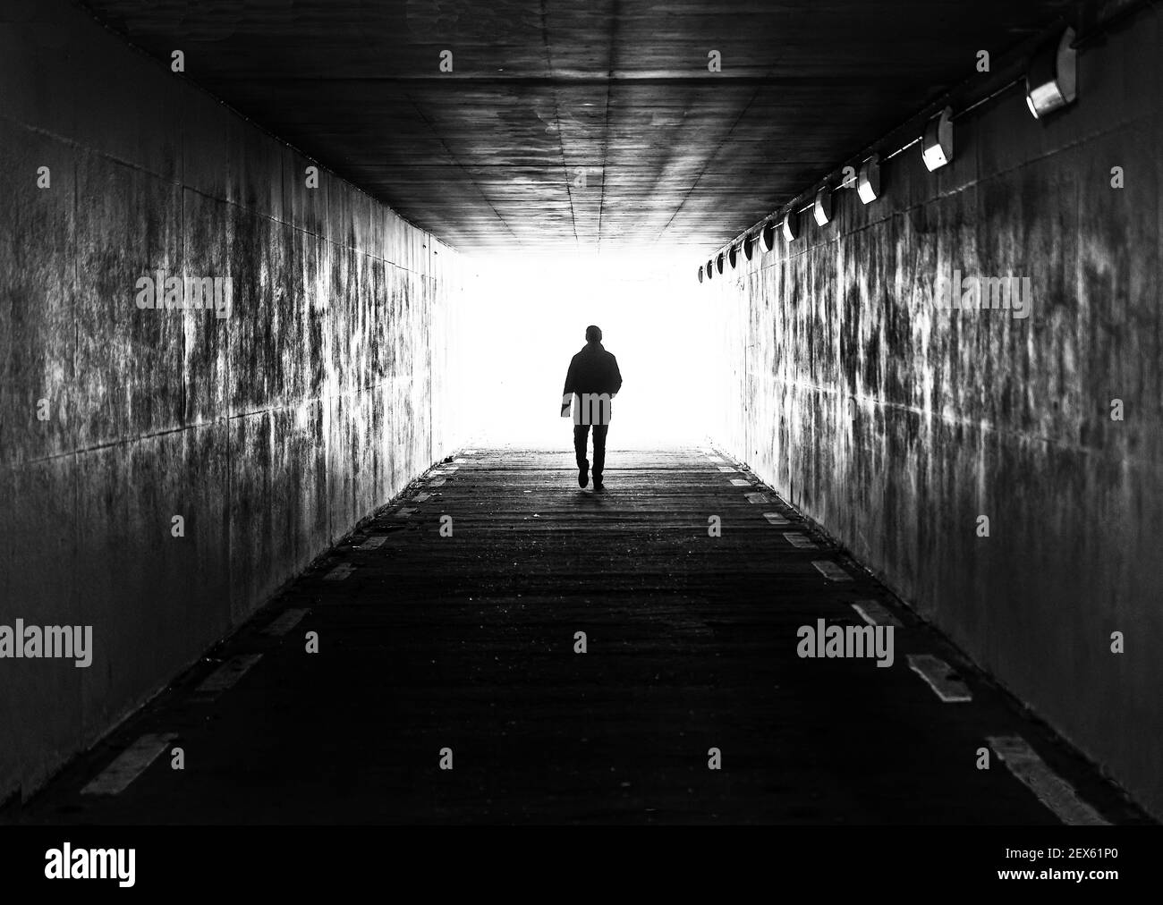 Gand, Fiandre, Belgio - 02 20 2021: Foto di un uomo che cammina attraverso un tunnel buio Foto Stock