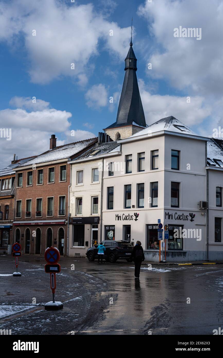 Jodoigne, Vallonia - Belgio - 01 23 2021: Donna che cammina per le strade della Città Vecchia Foto Stock