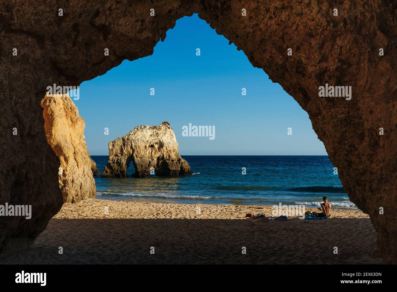 Pietre e shilouettes in Three Brothers Beach ad Algarve, Portimao, Portogallo Foto Stock