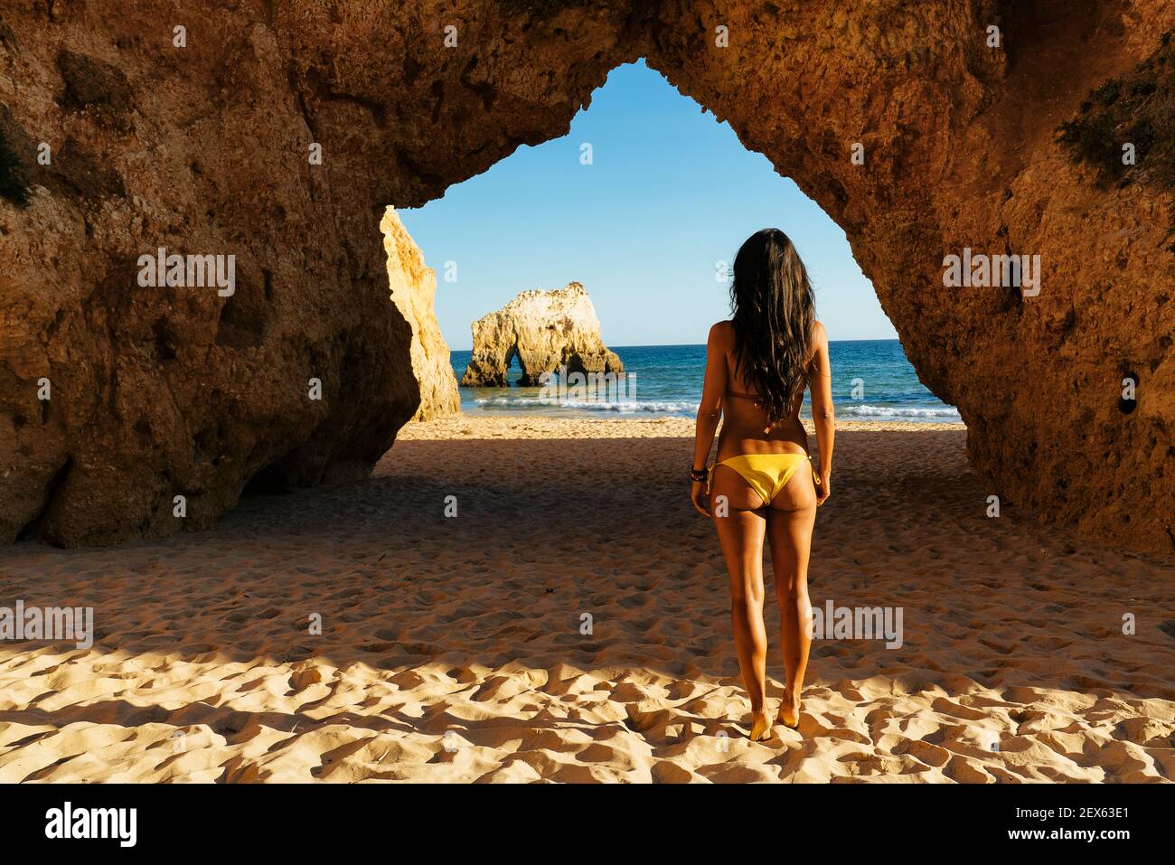 Ritratto di donna in Three Brothers Beach ad Algarve, Portimao, Portogallo Foto Stock