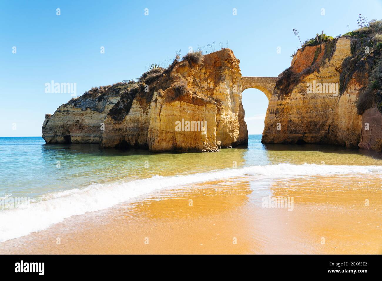 Vista panoramica sulla spiaggia degli studenti Praia a Lagos, Algarve, Portogallo Foto Stock